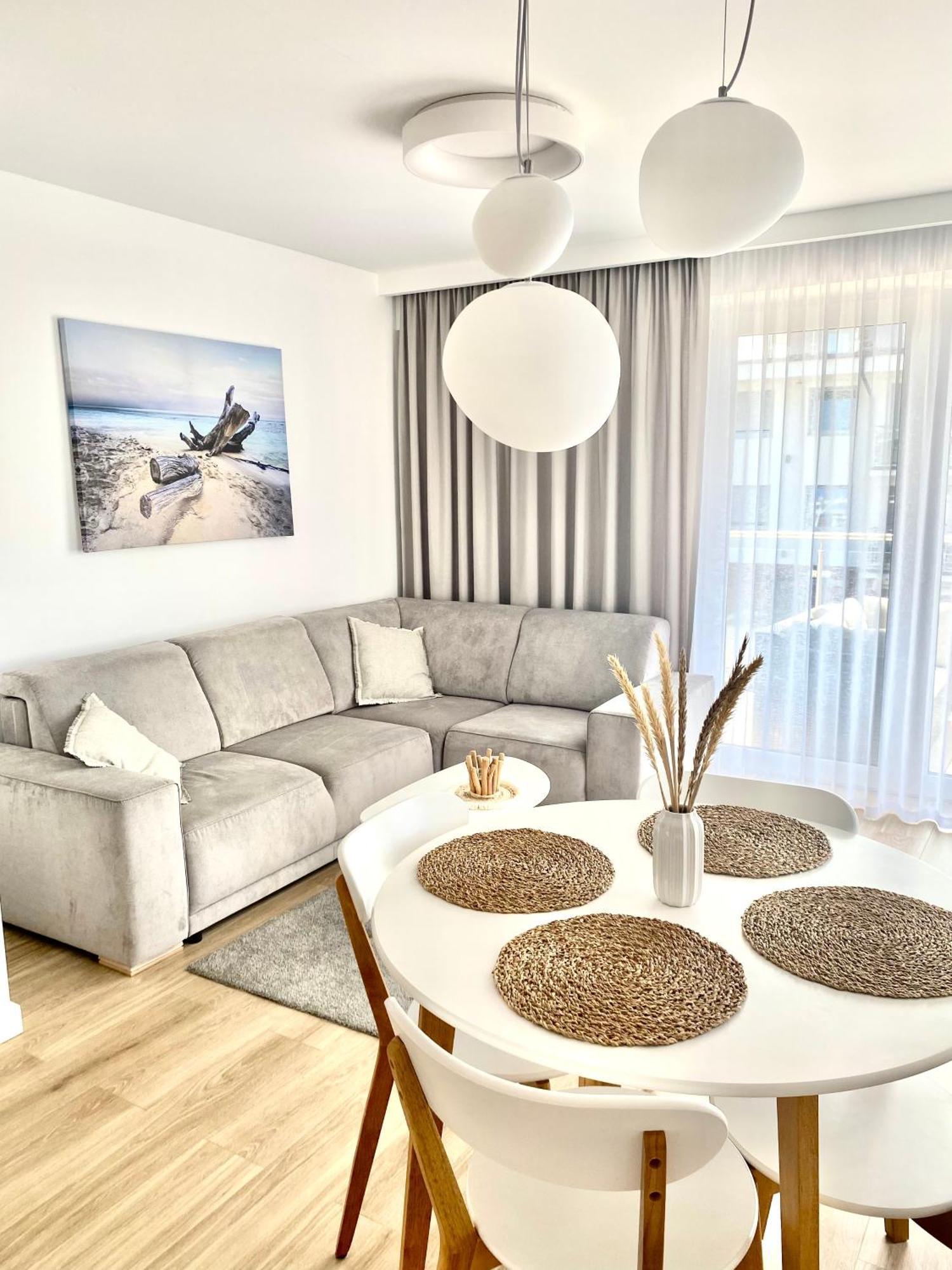 Apartament Nadmorski Z Basenem Klifowa Ревал Екстериор снимка